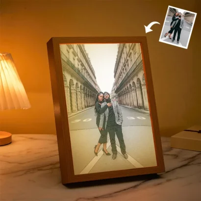 Moldura luminosa personalizada com foto em line art. Um presente original e emotivo para oferecer em datas especiais. Decoração personalizada na Prendas Originais.