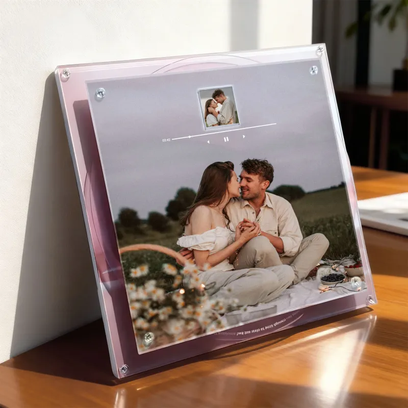 Moldura musical personalizada em acrílico com fotos e músicas MP3. Um presente único e emotivo para ocasiões especiais. Descubra na Prendas Originais.