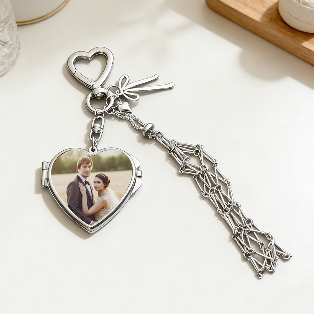 Porta-chaves porta-batom personalizado com foto e espelho integrado. Um acessório elegante e funcional para oferecer em ocasiões especiais. Prendas Originais.