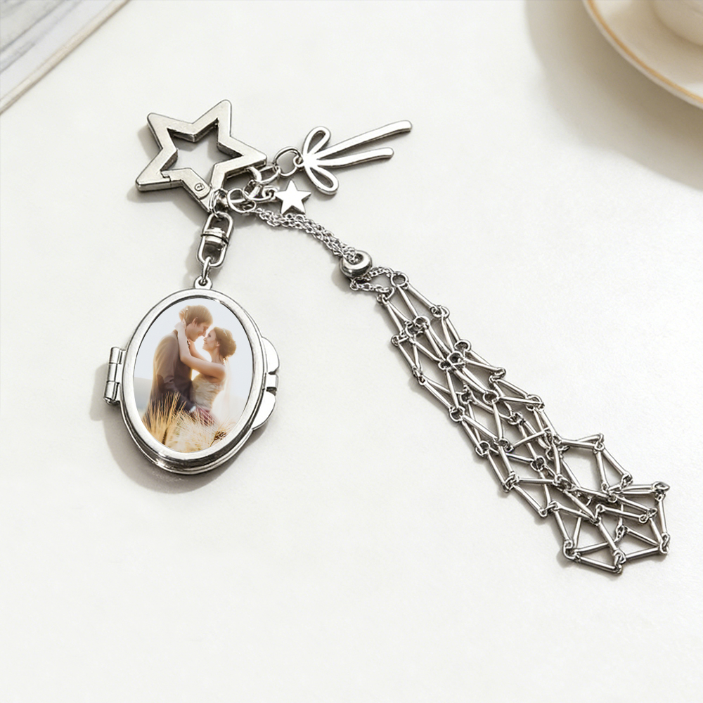Porta-chaves porta-batom personalizado com foto e espelho integrado. Um acessório elegante e funcional para oferecer em ocasiões especiais. Prendas Originais.