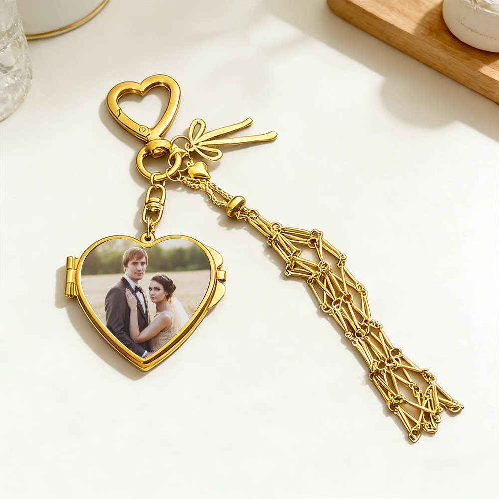 Porta-chaves porta-batom personalizado com foto e espelho integrado. Um acessório elegante e funcional para oferecer em ocasiões especiais. Prendas Originais.