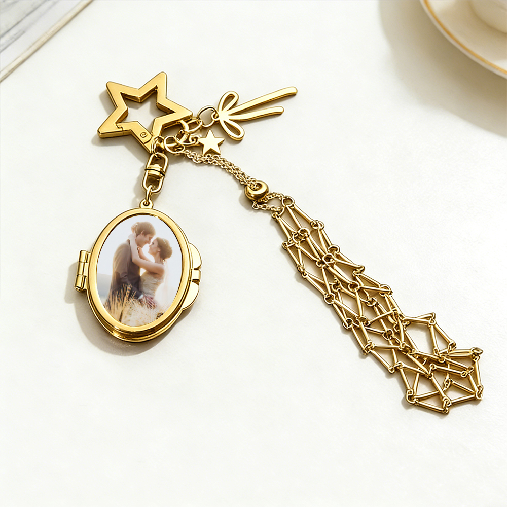 Porta-chaves porta-batom personalizado com foto e espelho integrado. Um acessório elegante e funcional para oferecer em ocasiões especiais. Prendas Originais.
