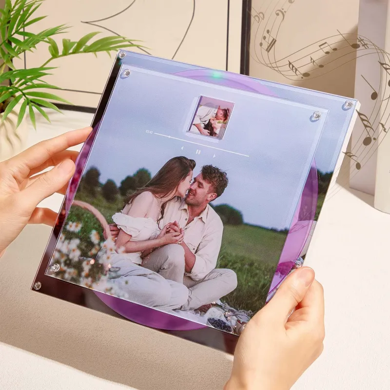 Moldura musical personalizada em acrílico com fotos e músicas MP3. Um presente único e emotivo para ocasiões especiais. Descubra na Prendas Originais.