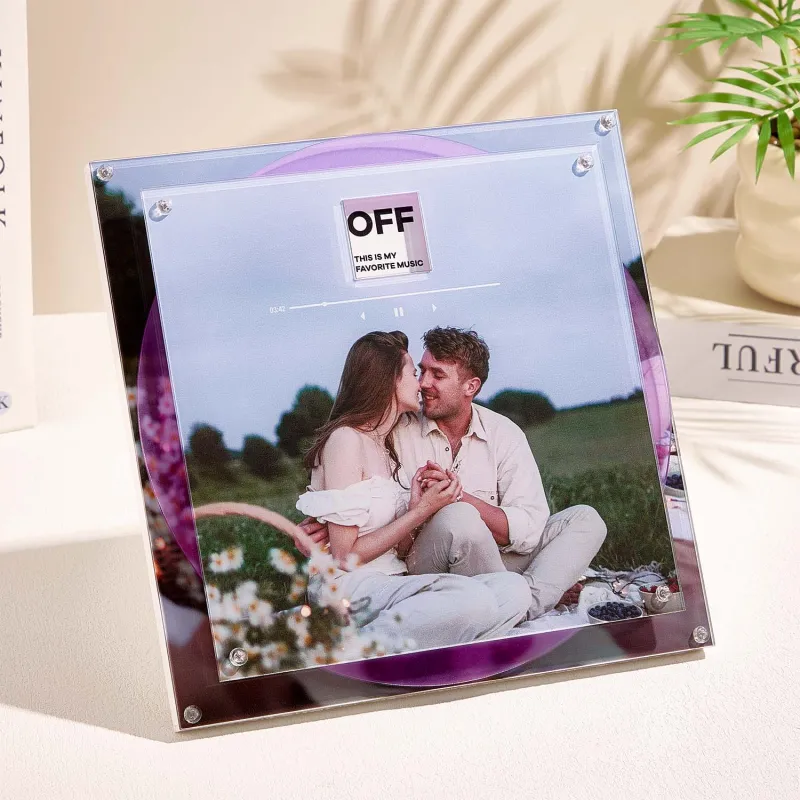 Moldura musical personalizada em acrílico com fotos e músicas MP3. Um presente único e emotivo para ocasiões especiais. Descubra na Prendas Originais.