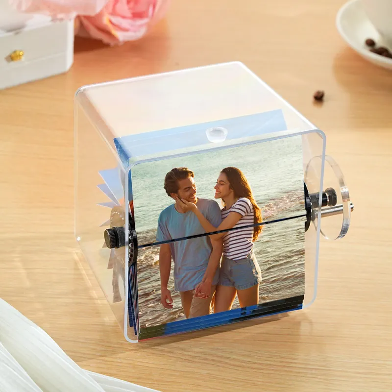 Dê vida às suas memórias com o Flipbook Personalizado 24 Fotos com Luz. Um álbum animado único, ideal como presente personalizado para aniversários, casamentos ou decoração especial. Disponível na Prendas Originais.