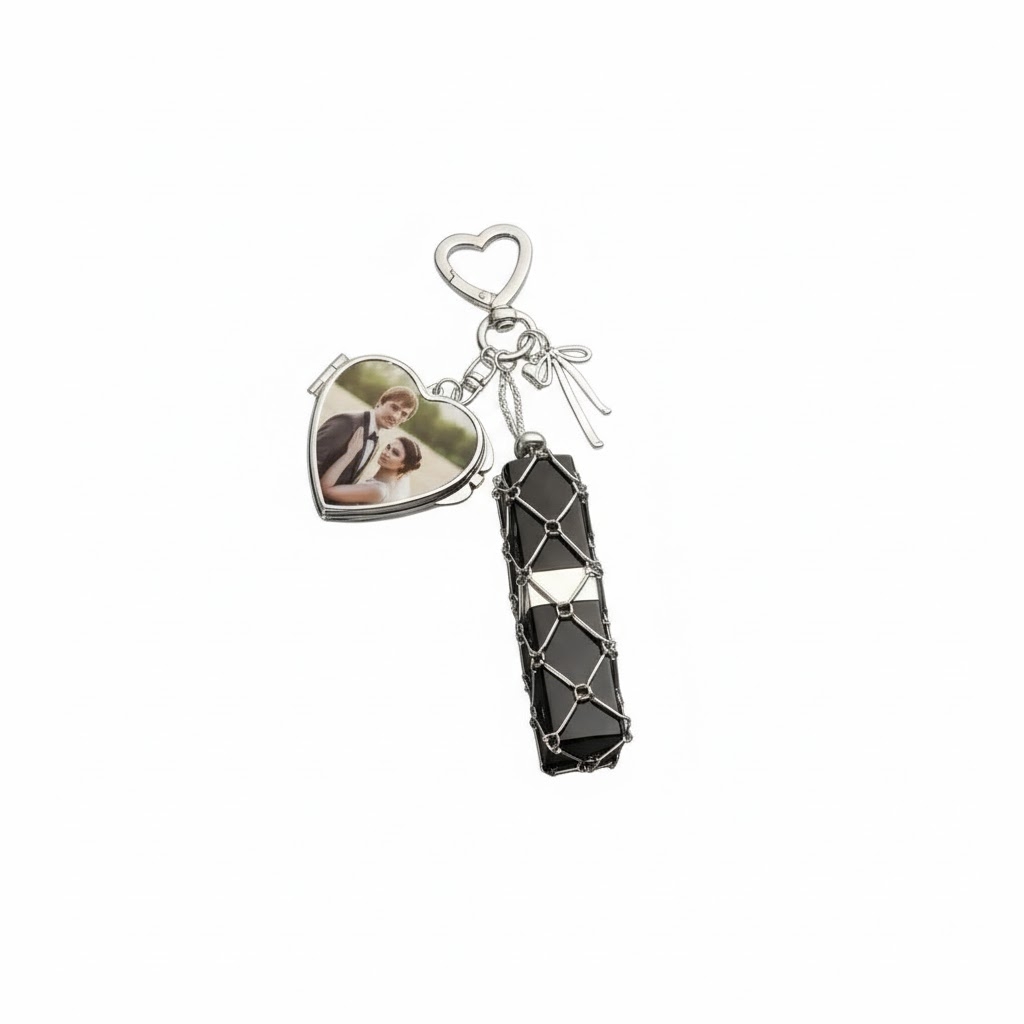 Porta-chaves porta-batom personalizado com foto e espelho integrado. Um acessório elegante e funcional para oferecer em ocasiões especiais. Prendas Originais.
