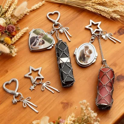 Porta-chaves porta-batom personalizado com foto e espelho integrado. Um acessório elegante e funcional para oferecer em ocasiões especiais. Prendas Originais.