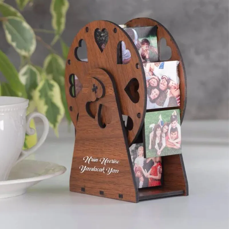 Moldura personalizada em madeira com 8 ou 16 fotos e mensagem gravada a laser. Um presente original e emotivo para ocasiões especiais. Descubra na Prendas Originais.