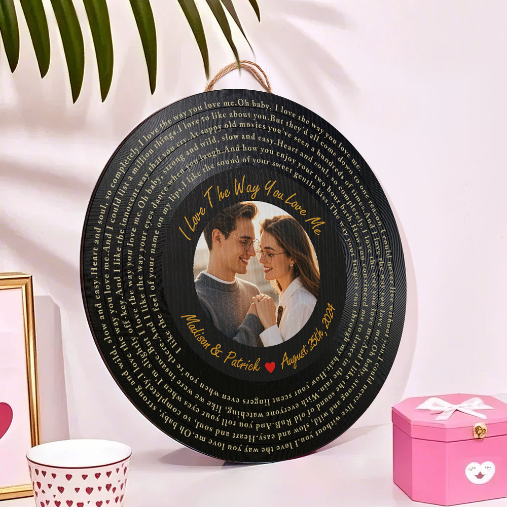 Crie um quadro vinil em madeira personalizado com foto e letra de música. Uma decoração de parede única e um dos presentes personalizados mais originais para surpreender.
