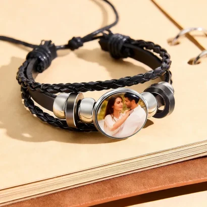 Descubra a pulseira personalizada com foto em couro PU. Um dos melhores presentes personalizados com fotos para surpreender em qualquer ocasião. Compre na Prendas Originais.