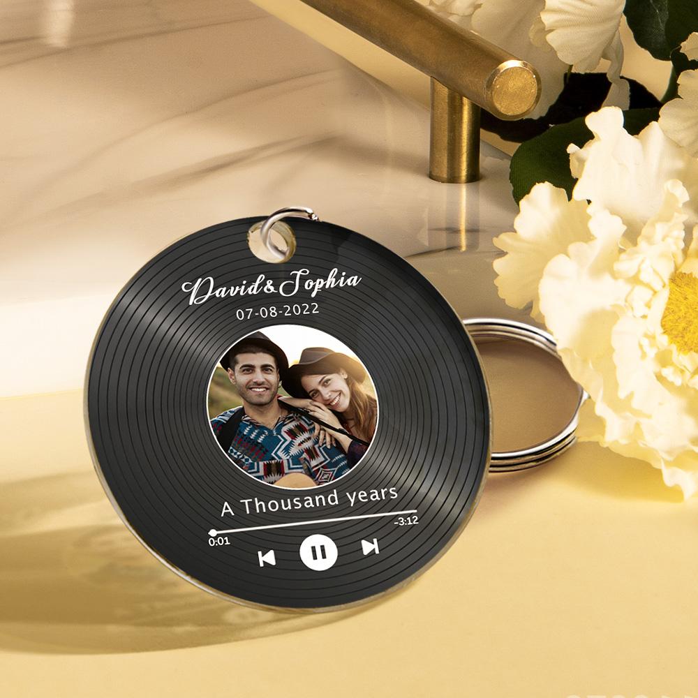 Crie um porta-chaves personalizado em formato disco com foto, nomes e data especial. Um presente original e único para ocasiões especiais na Prendas Originais.