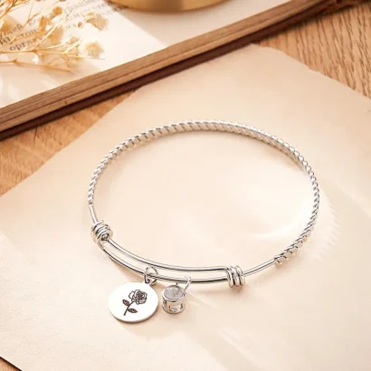 Descubra a pulseira personalizada com foto em projeção e flor de nascimento. Um dos melhores presentes personalizados com fotos para ocasiões especiais. Disponível na Prendas Originais.