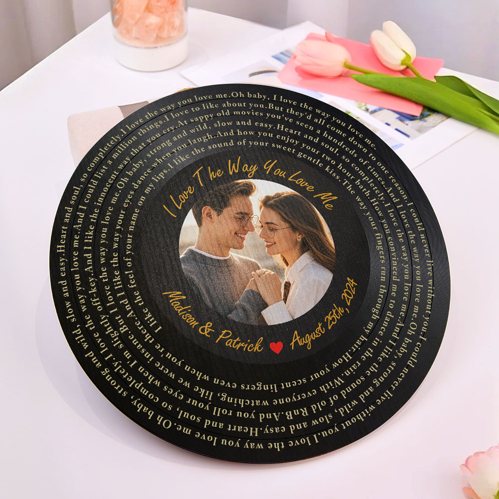 Crie um quadro vinil em madeira personalizado com foto e letra de música. Uma decoração de parede única e um dos presentes personalizados mais originais para surpreender.