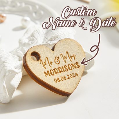 Descubra etiquetas coração em madeira personalizadas para casamento. Grave nomes, datas ou mensagens especiais e ofereça lembranças únicas aos seus convidados na Prendas Originais.