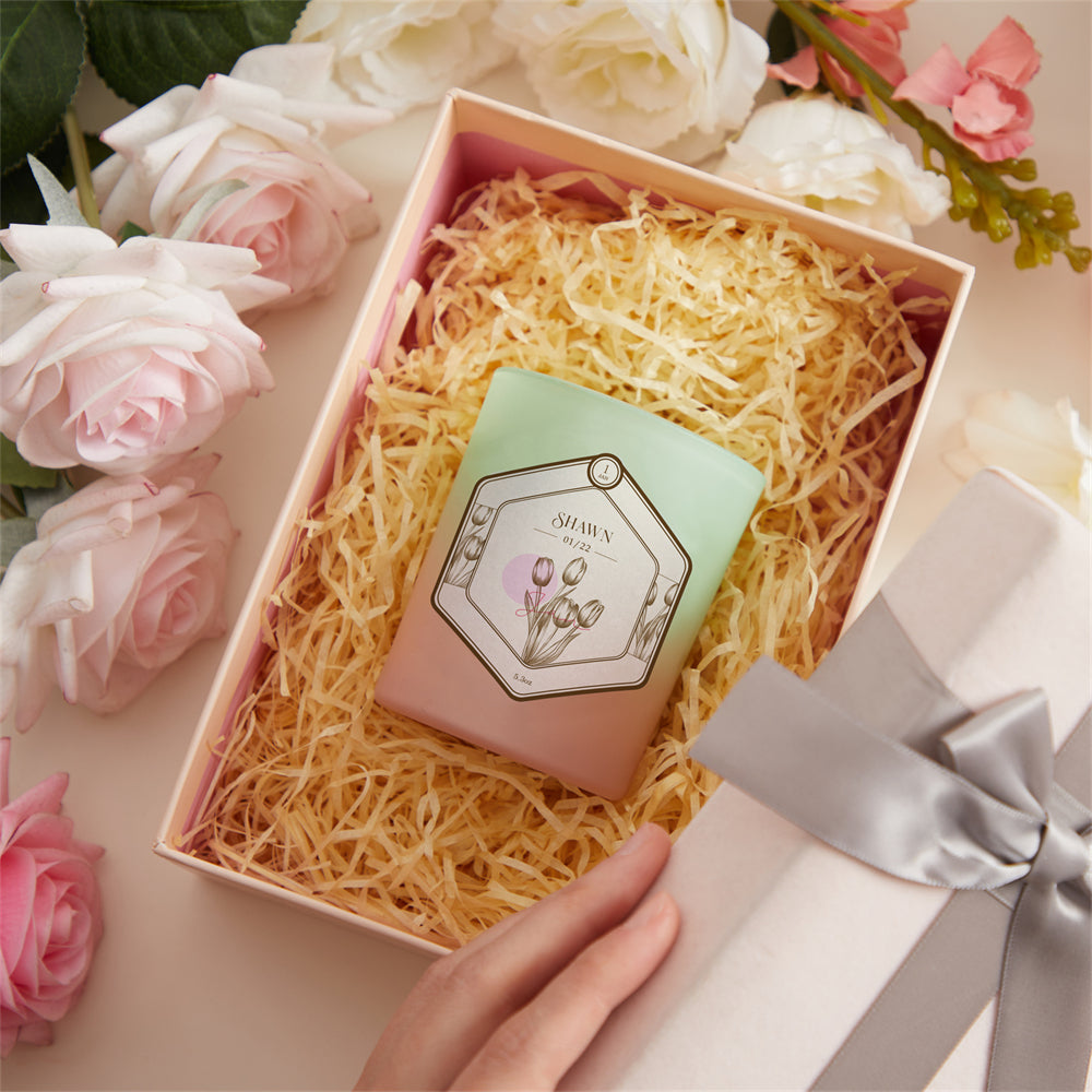 Descubra a Vela Aromática Personalizada Flor do Mês da Prendas Originais. Uma lembrança elegante para casamentos, noivados e eventos especiais com personalização exclusiva.