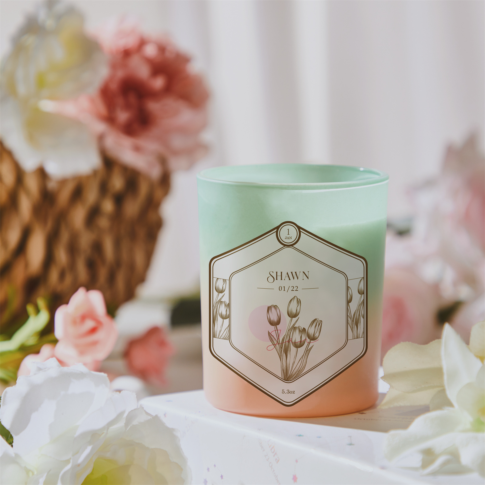 Descubra a Vela Aromática Personalizada Flor do Mês da Prendas Originais. Uma lembrança elegante para casamentos, noivados e eventos especiais com personalização exclusiva.