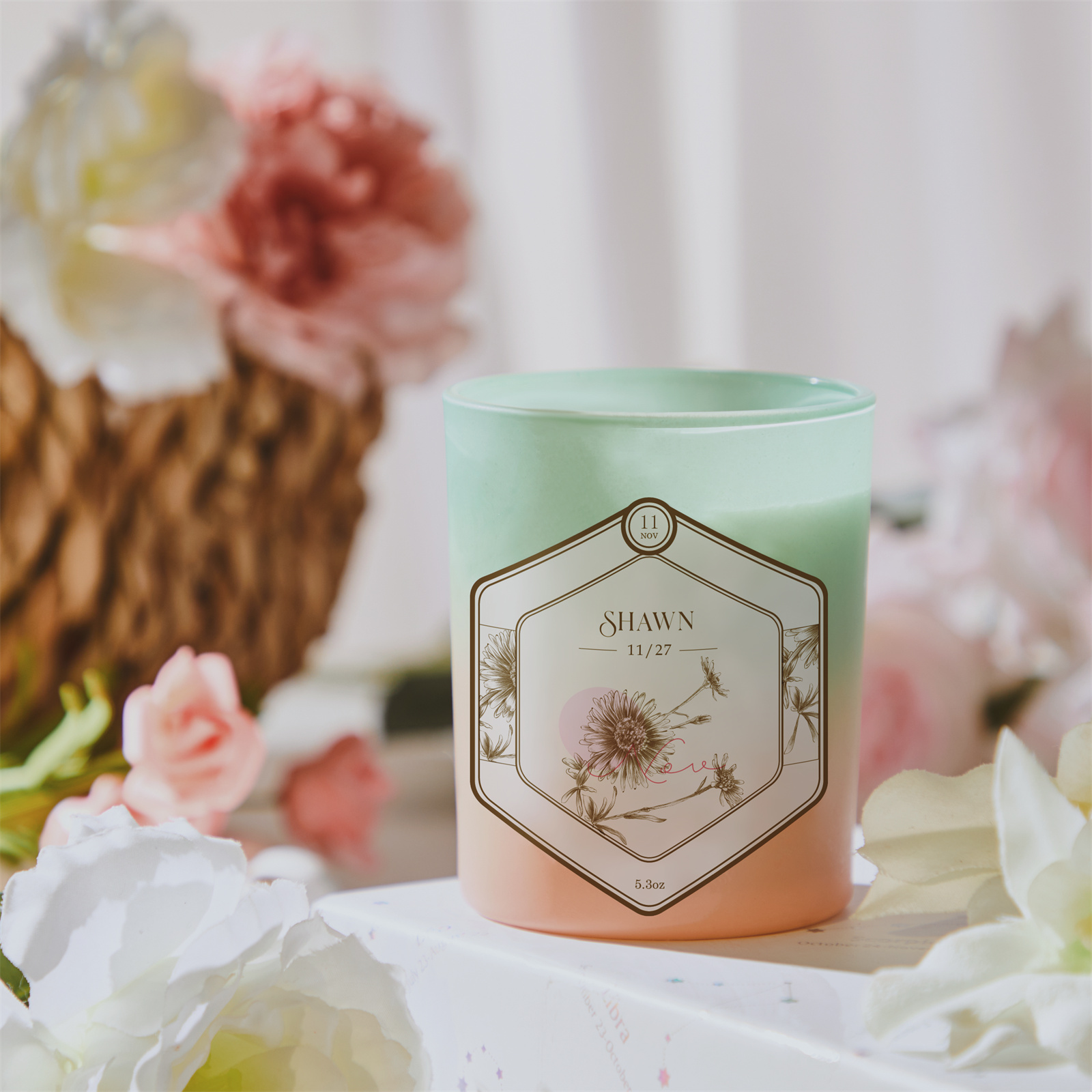 Descubra a Vela Aromática Personalizada Flor do Mês da Prendas Originais. Uma lembrança elegante para casamentos, noivados e eventos especiais com personalização exclusiva.