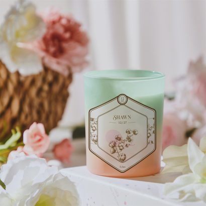 Descubra a Vela Aromática Personalizada Flor do Mês da Prendas Originais. Uma lembrança elegante para casamentos, noivados e eventos especiais com personalização exclusiva.