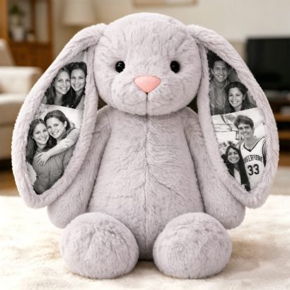 Crie um presente único com o nosso Peluche Coelho Personalizado com Fotos. Adicione até 4 imagens especiais nas orelhas do peluche. Ideal para bebé, casal, Dia da Mãe e aniversários.