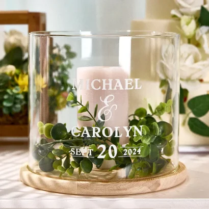 Descubra o Centro de Mesa Personalizado com Porta-Vela da Prendas Originais. Uma decoração elegante para casamento com gravação personalizada em vidro e base de madeira.