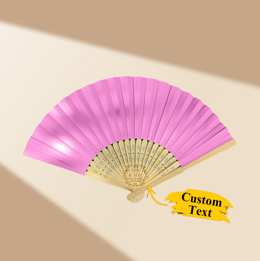 Descubra o leque personalizado para casamento em bambu e papel rosa. Ideal como lembrança de casamento e prenda para convidados, com gravação personalizada de nomes ou datas.