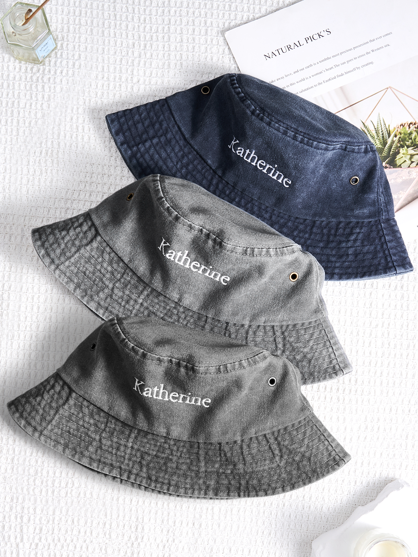 Personalize um chapéu bucket em denim com nome bordado. Um acessório moderno e uma prenda original para aniversários, Natal ou ocasiões especiais.