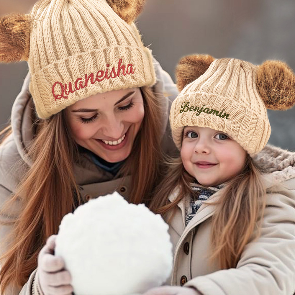 Crie um gorro personalizado com nome bordado para adulto ou bebé. Um presente original e confortável para aniversários, Natal, nascimento e outras ocasiões especiais.
