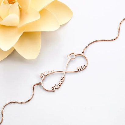 Colar infinito personalizado com até 3 nomes em Prata de Lei 925. Uma joia única que simboliza amor, família e união. Descubra na Prendas Originais.