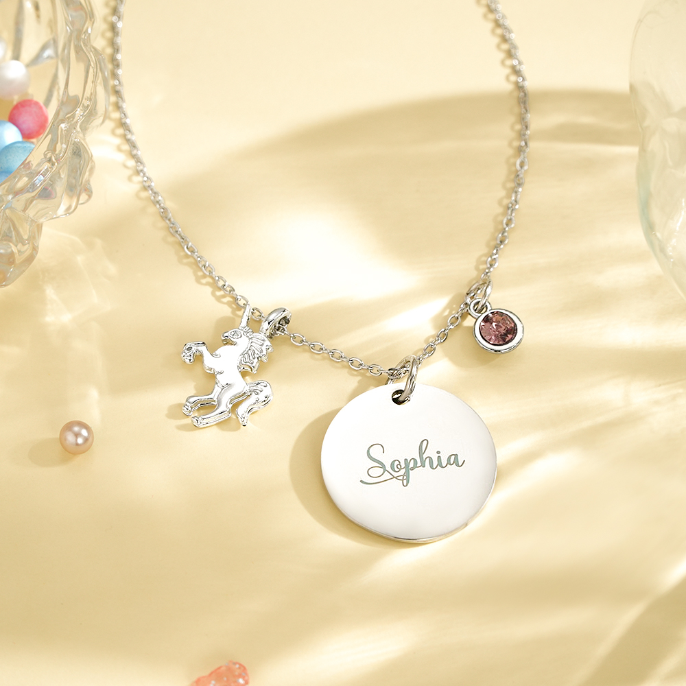 Descubra o Colar Unicórnio Personalizado com Nome e Pedra. Uma joia única para crianças, ideal para aniversários, Natal e ocasiões especiais. Personalize já.