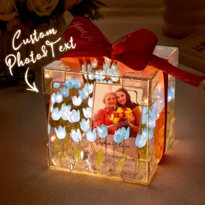 Crie uma recordação inesquecível com esta Caixa LED Tulipas Personalizada com Foto e Texto. Uma decoração iluminada com efeito espelho infinito, ideal para oferecer em aniversários, Natal, Dia da Mãe ou Dia dos Namorados.