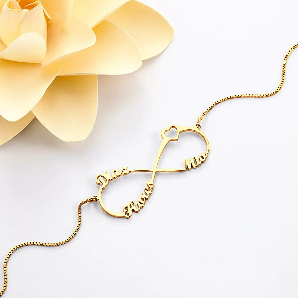 Colar infinito personalizado com até 3 nomes em Prata de Lei 925. Uma joia única que simboliza amor, família e união. Descubra na Prendas Originais.