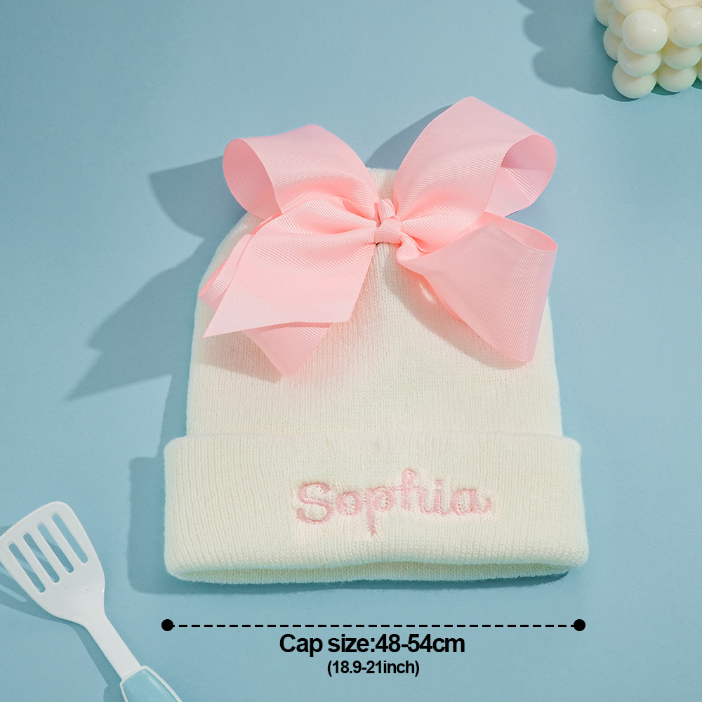 Personalize um adorável gorro de bebé com nome bordado e laço decorativo. Um presente original para nascimento, batizado, aniversário ou baby shower.