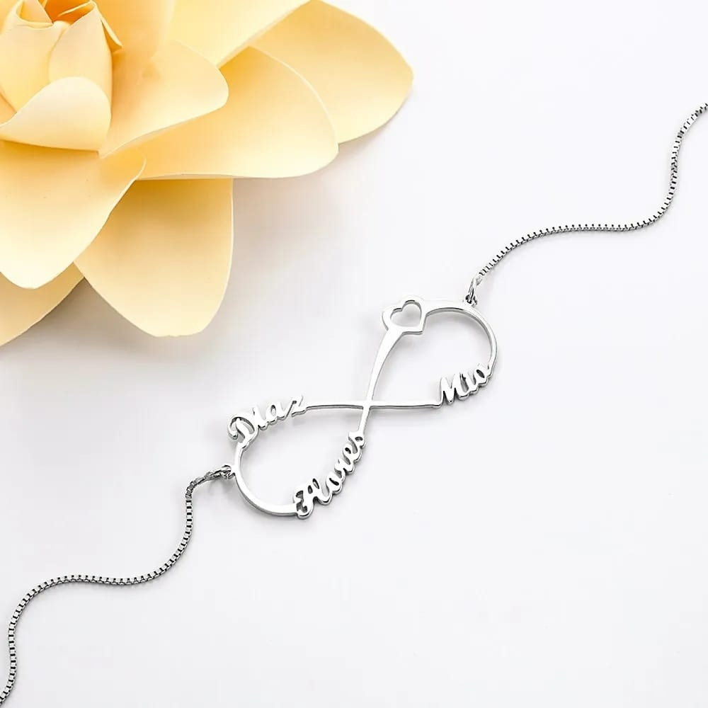 Colar infinito personalizado com até 3 nomes em Prata de Lei 925. Uma joia única que simboliza amor, família e união. Descubra na Prendas Originais.