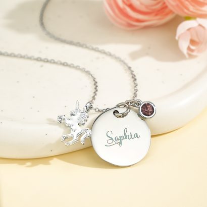 Descubra o Colar Unicórnio Personalizado com Nome e Pedra. Uma joia única para crianças, ideal para aniversários, Natal e ocasiões especiais. Personalize já.