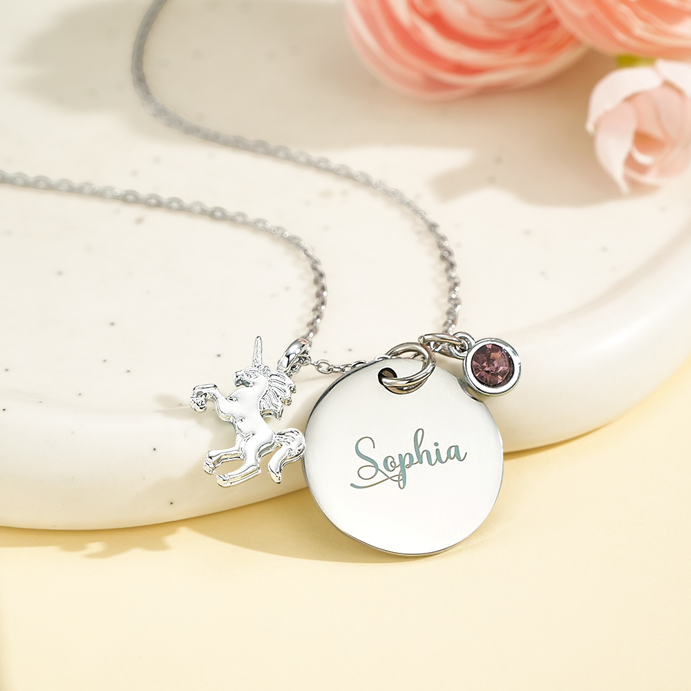 Descubra o Colar Unicórnio Personalizado com Nome e Pedra. Uma joia única para crianças, ideal para aniversários, Natal e ocasiões especiais. Personalize já.