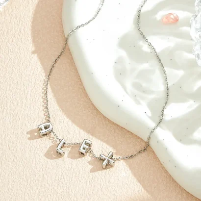 Descubra o colar personalizado com nome em 3D, uma joia moderna e elegante criada especialmente para si. O presente ideal para ocasiões especiais na Prendas Originais.