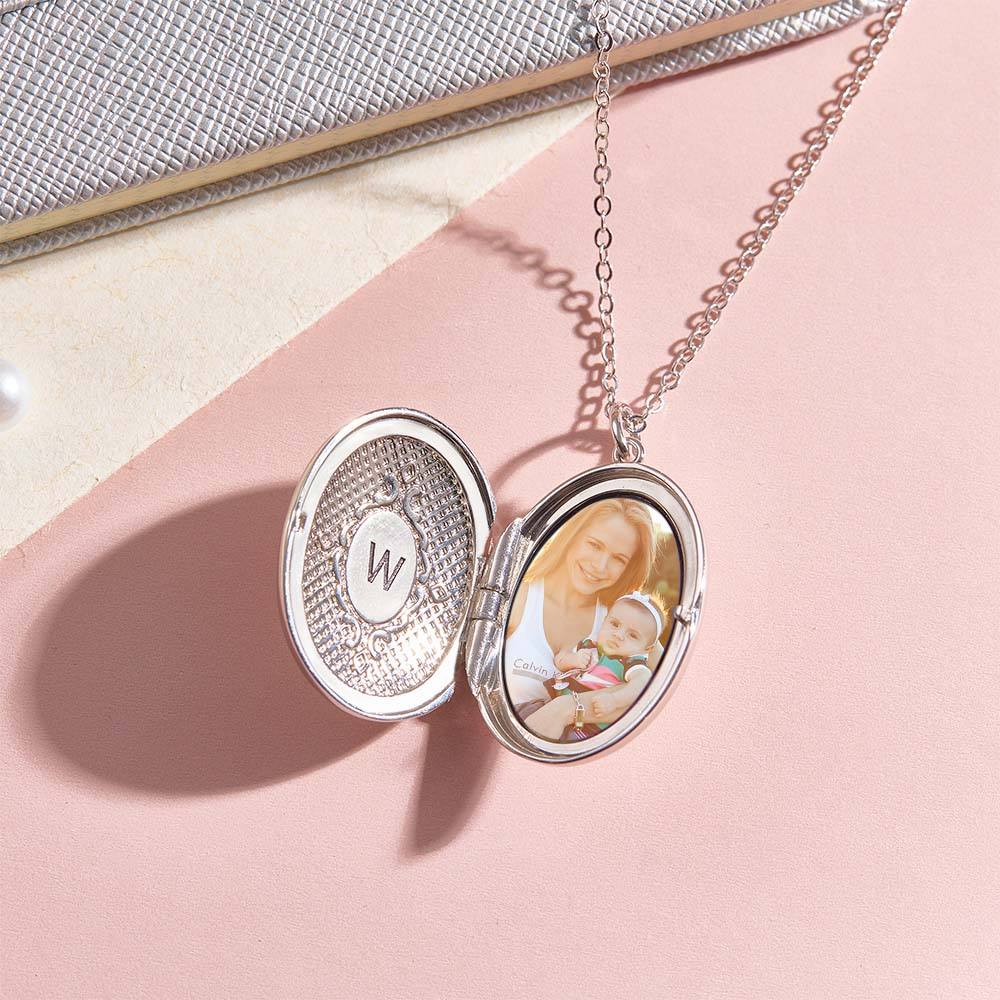 Personalize este medalhão com foto, inicial e flor de nascimento. Uma joia única e emotiva, ideal para oferecer em ocasiões especiais. Prendas Originais.