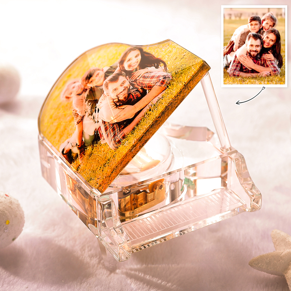 Personalize uma elegante Caixa de Música Piano em Cristal com Foto. Um presente original e sofisticado para aniversários, Natal, Dia da Mãe, casamentos e outras ocasiões especiais.