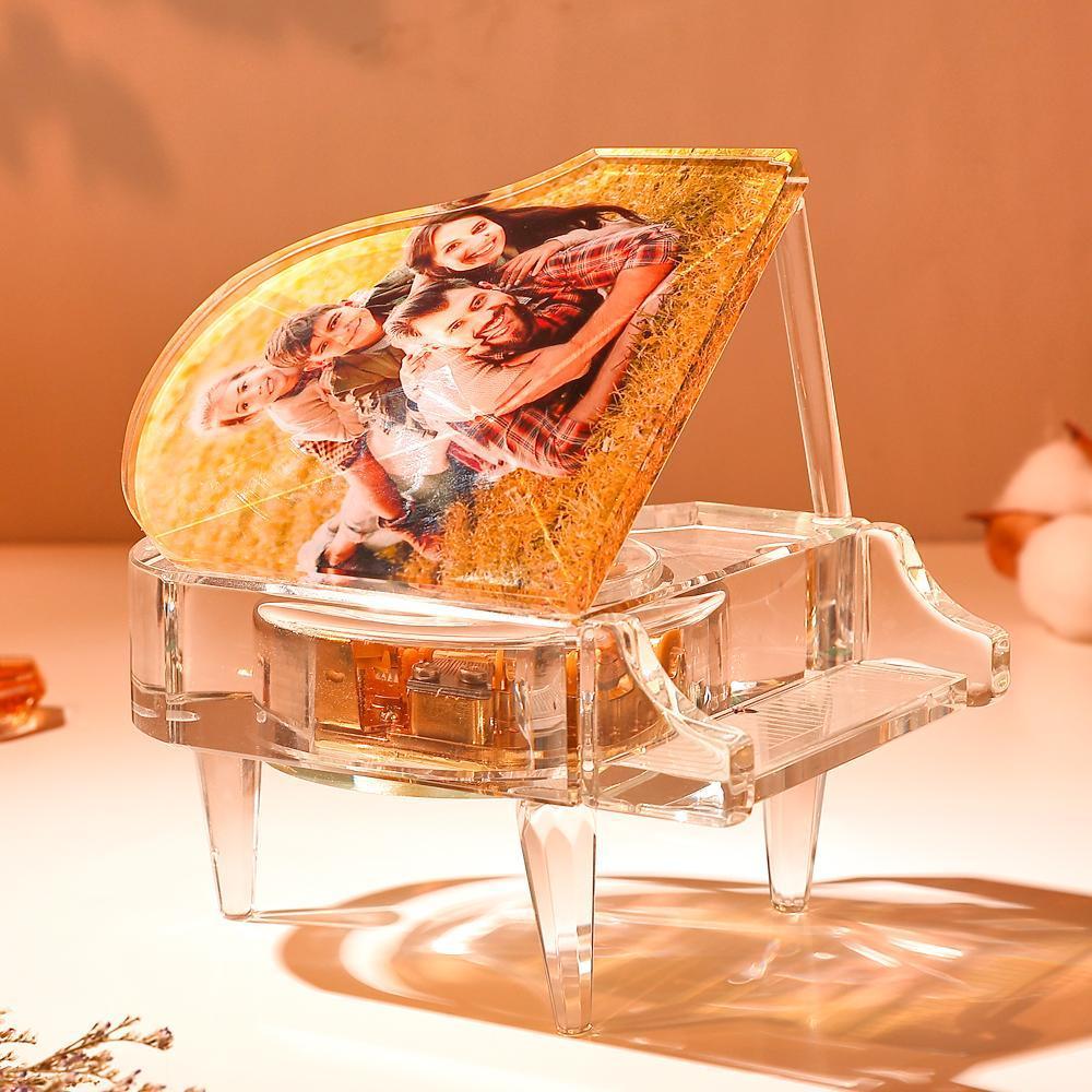Personalize uma elegante Caixa de Música Piano em Cristal com Foto. Um presente original e sofisticado para aniversários, Natal, Dia da Mãe, casamentos e outras ocasiões especiais.