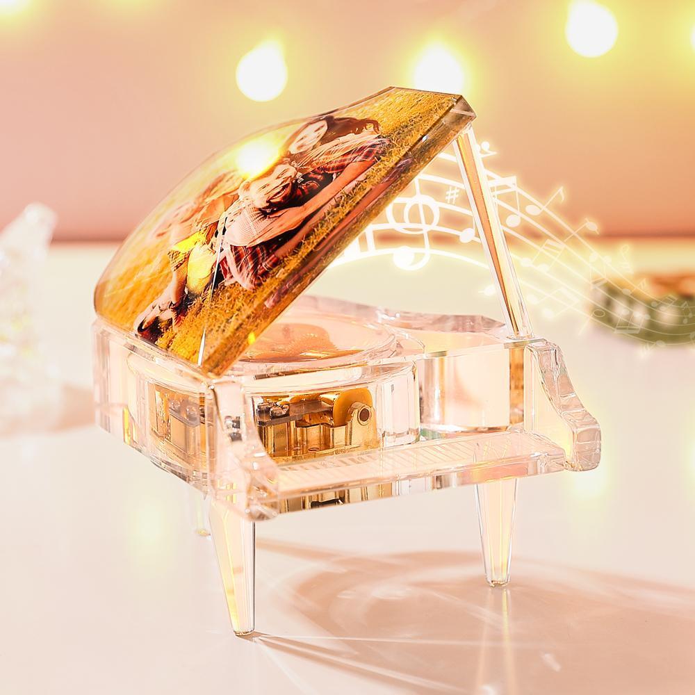 Personalize uma elegante Caixa de Música Piano em Cristal com Foto. Um presente original e sofisticado para aniversários, Natal, Dia da Mãe, casamentos e outras ocasiões especiais.