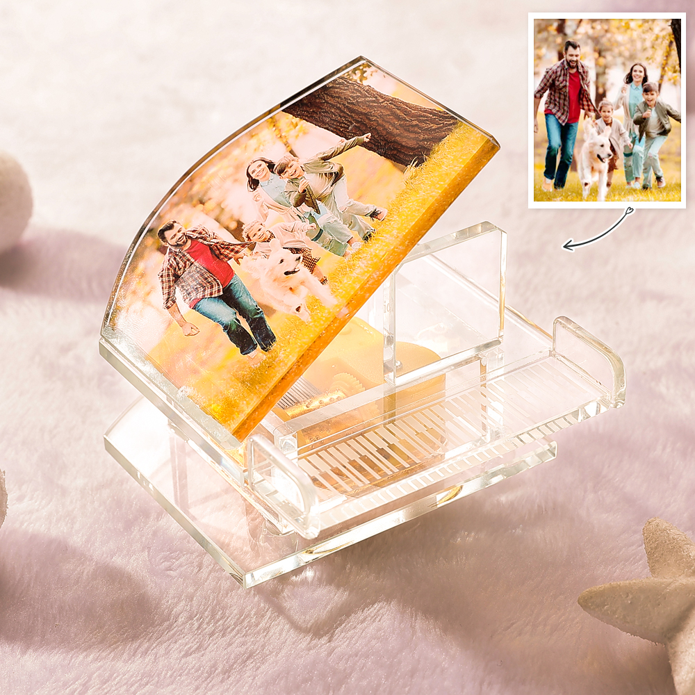 Personalize uma elegante Caixa de Música Piano em Cristal com Foto. Um presente original e sofisticado para aniversários, Natal, Dia da Mãe, casamentos e outras ocasiões especiais.