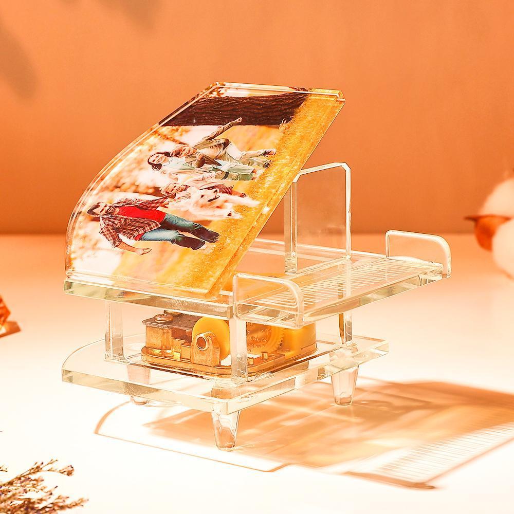 Personalize uma elegante Caixa de Música Piano em Cristal com Foto. Um presente original e sofisticado para aniversários, Natal, Dia da Mãe, casamentos e outras ocasiões especiais.