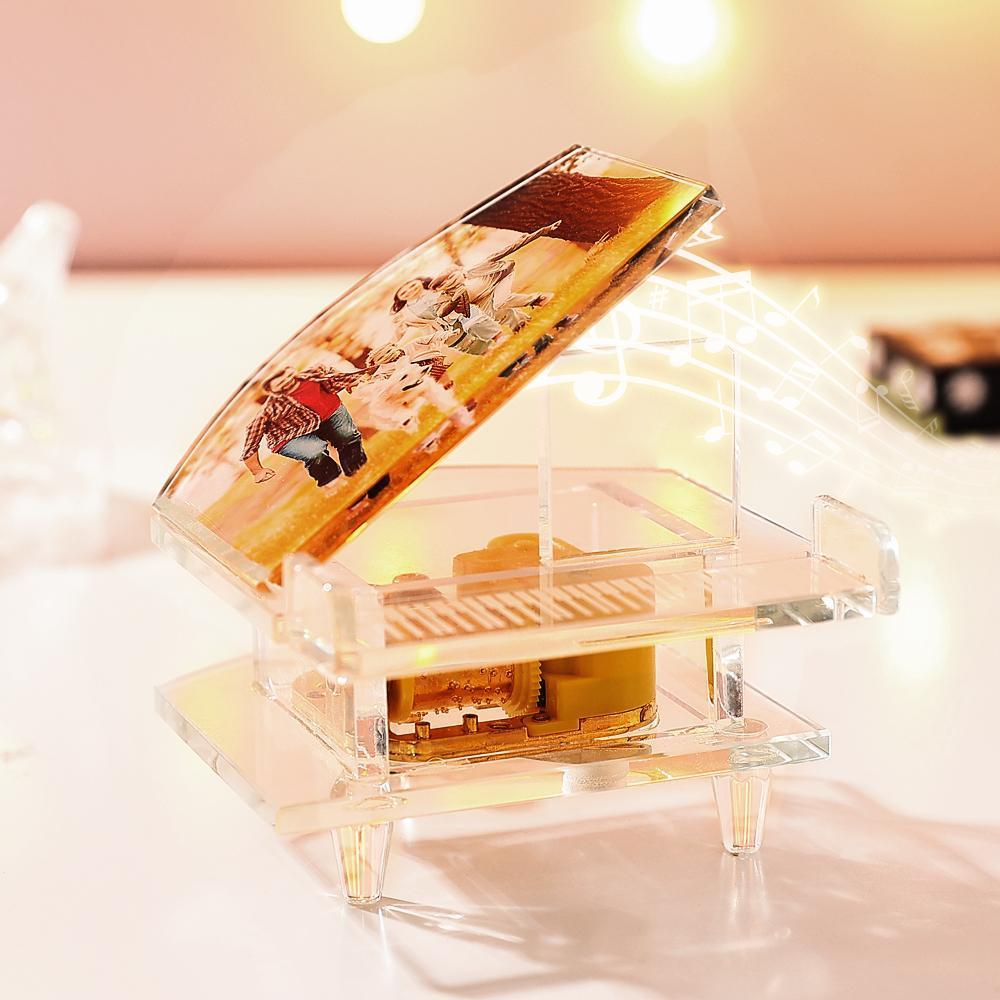 Personalize uma elegante Caixa de Música Piano em Cristal com Foto. Um presente original e sofisticado para aniversários, Natal, Dia da Mãe, casamentos e outras ocasiões especiais.