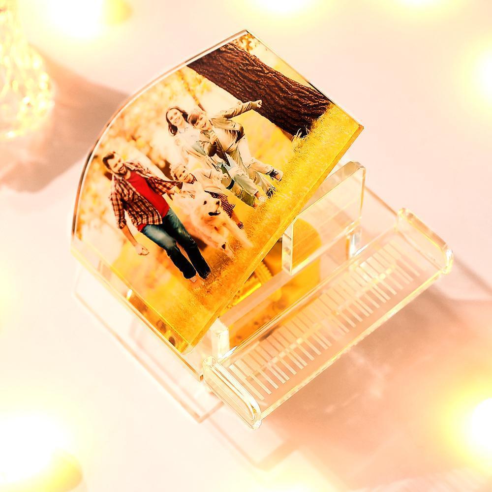 Personalize uma elegante Caixa de Música Piano em Cristal com Foto. Um presente original e sofisticado para aniversários, Natal, Dia da Mãe, casamentos e outras ocasiões especiais.