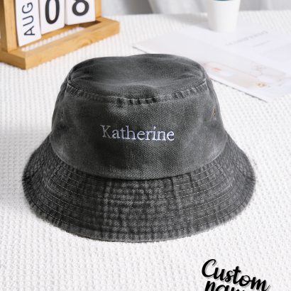 Personalize um chapéu bucket em denim com nome bordado. Um acessório moderno e uma prenda original para aniversários, Natal ou ocasiões especiais.