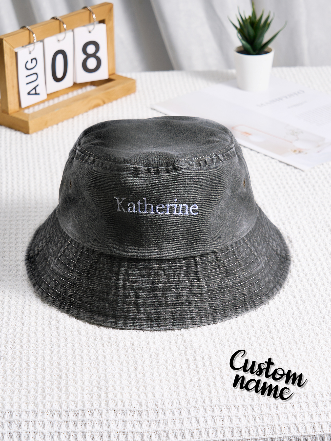 Personalize um chapéu bucket em denim com nome bordado. Um acessório moderno e uma prenda original para aniversários, Natal ou ocasiões especiais.