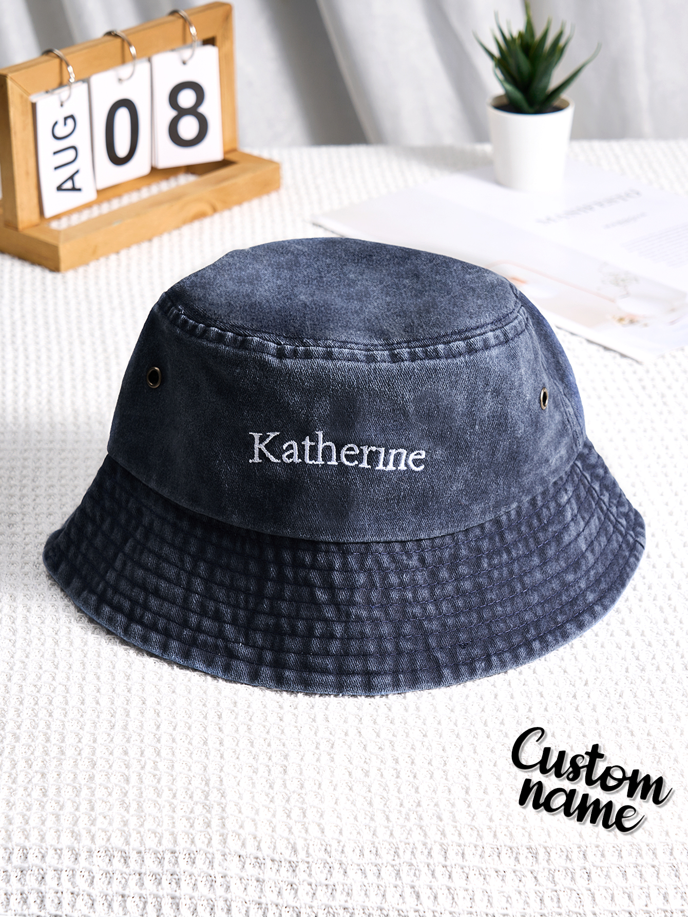 Personalize um chapéu bucket em denim com nome bordado. Um acessório moderno e uma prenda original para aniversários, Natal ou ocasiões especiais.