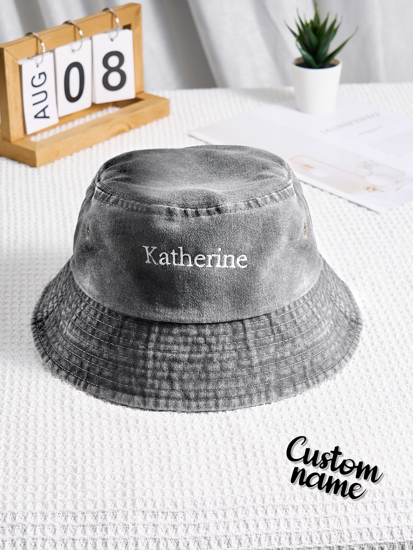 Personalize um chapéu bucket em denim com nome bordado. Um acessório moderno e uma prenda original para aniversários, Natal ou ocasiões especiais.