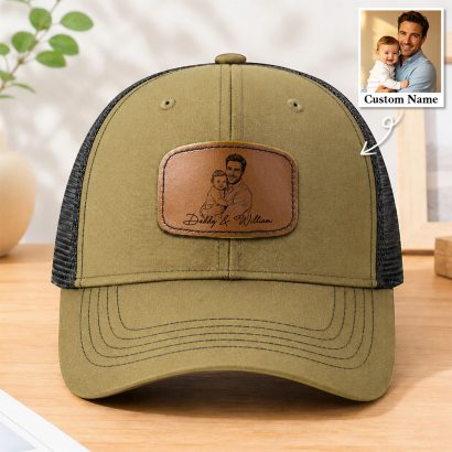 Crie um boné personalizado com foto gravada em estilo desenho e nome. Um presente original para o Dia do Pai, aniversários ou Natal. Encomende na Prendas Originais.