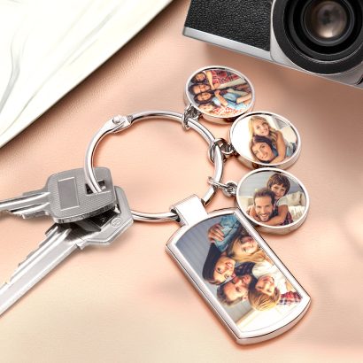 Crie um Porta-Chaves Metal Personalizado com Fotos único e especial. Personalize com várias imagens e ofereça um presente original para qualquer ocasião.
